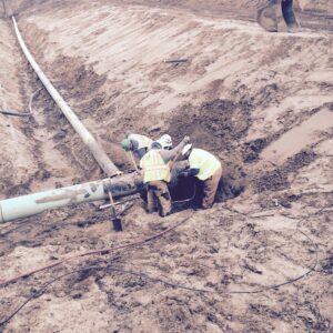 men digging the pipeline